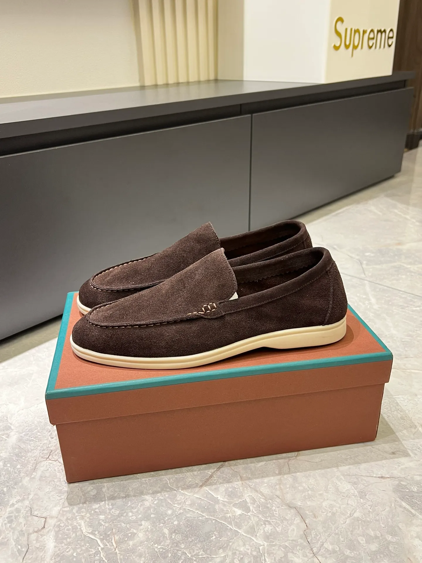 Men's shoes 💰p360 "Loro men's shoes 💰pian'*" Classic L men's shoes for couples 💰p Top version British flat loafers, a must-have item in old money style, the minimalist design is eye-catching and durable, a plus point for dressing The soft foot feel and texture are outstanding. They don’t scratch your feet and are very nice. They are matched with soft and waxy soles. They can be worn daily for a long time without getting tired. They are easy to wear, versatile and classic items, with perfect foot feel and texture! Imported cashmere fabric, the lining is made of imported A-grade water-dyed cow lining, the top version of the genuine leather midsole is sewn with pure handmade mark thread! Size: Female 35-40 (34. Customized) Male 38-44 (45.46. Customized)